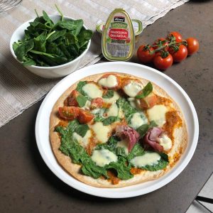 Tortilla-lapból készített pizza paradicsomos zöldségpástétommal